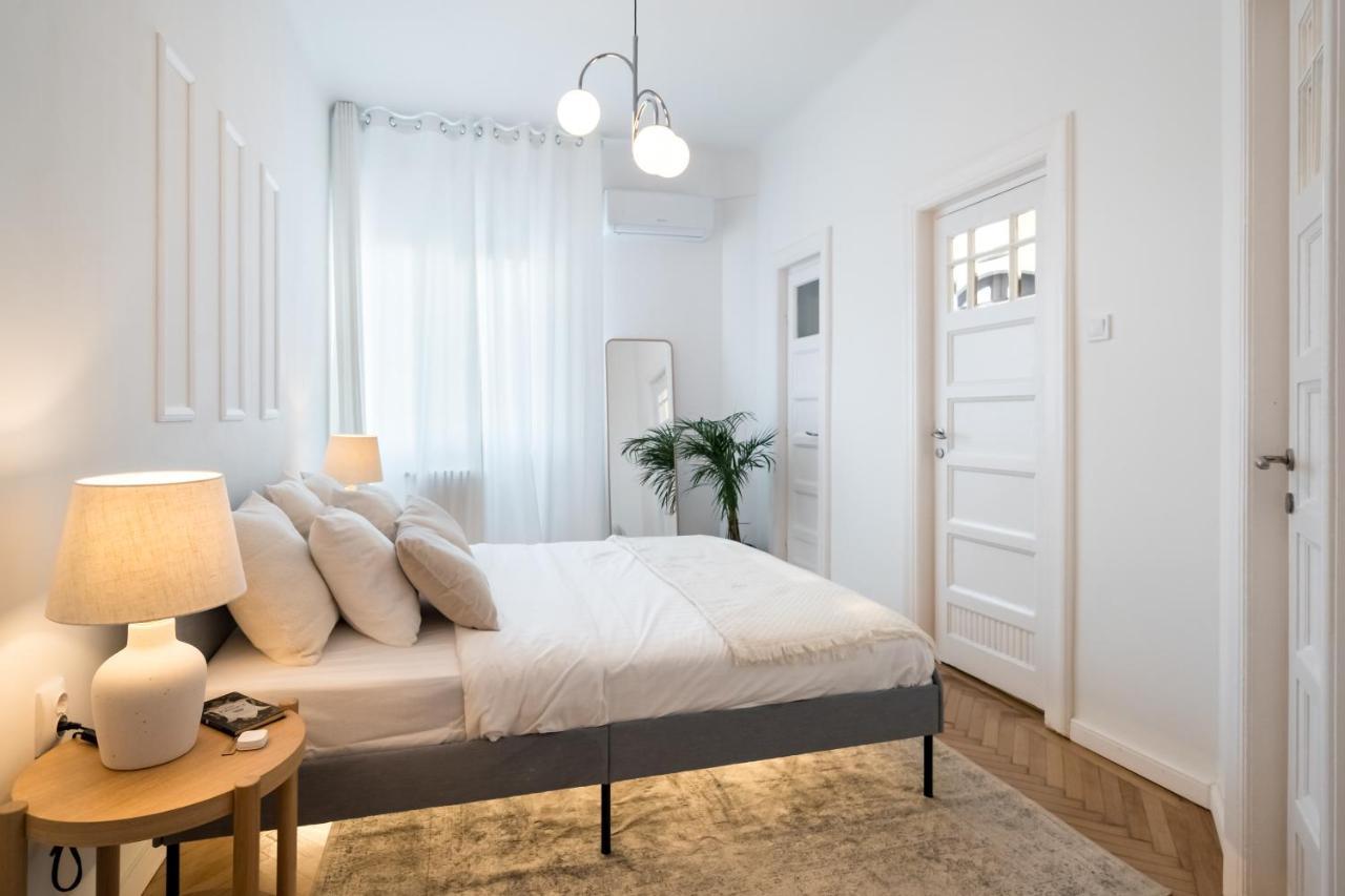 Cismigiu Serenity: 1Br Flat With Scenic Balcony Bukarest Exteriör bild