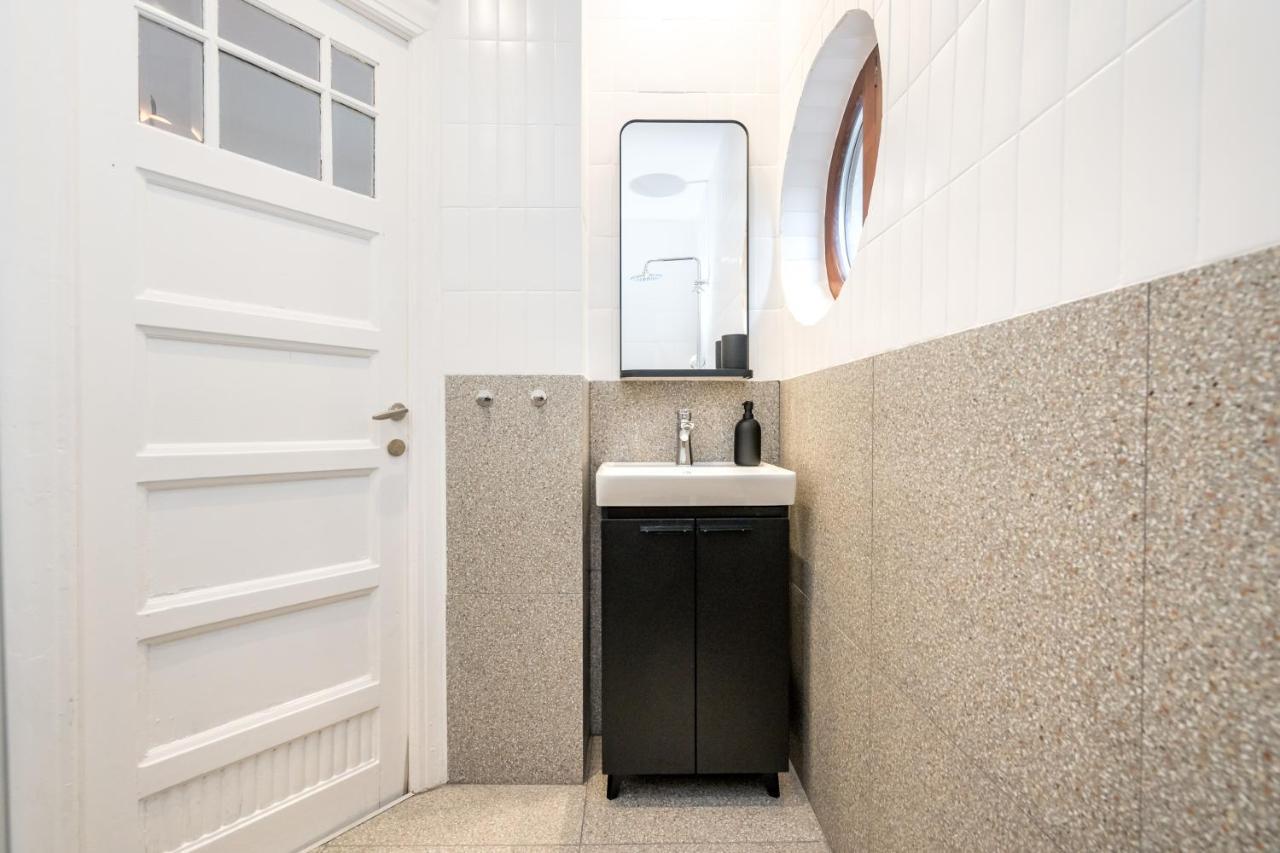 Cismigiu Serenity: 1Br Flat With Scenic Balcony Bukarest Exteriör bild