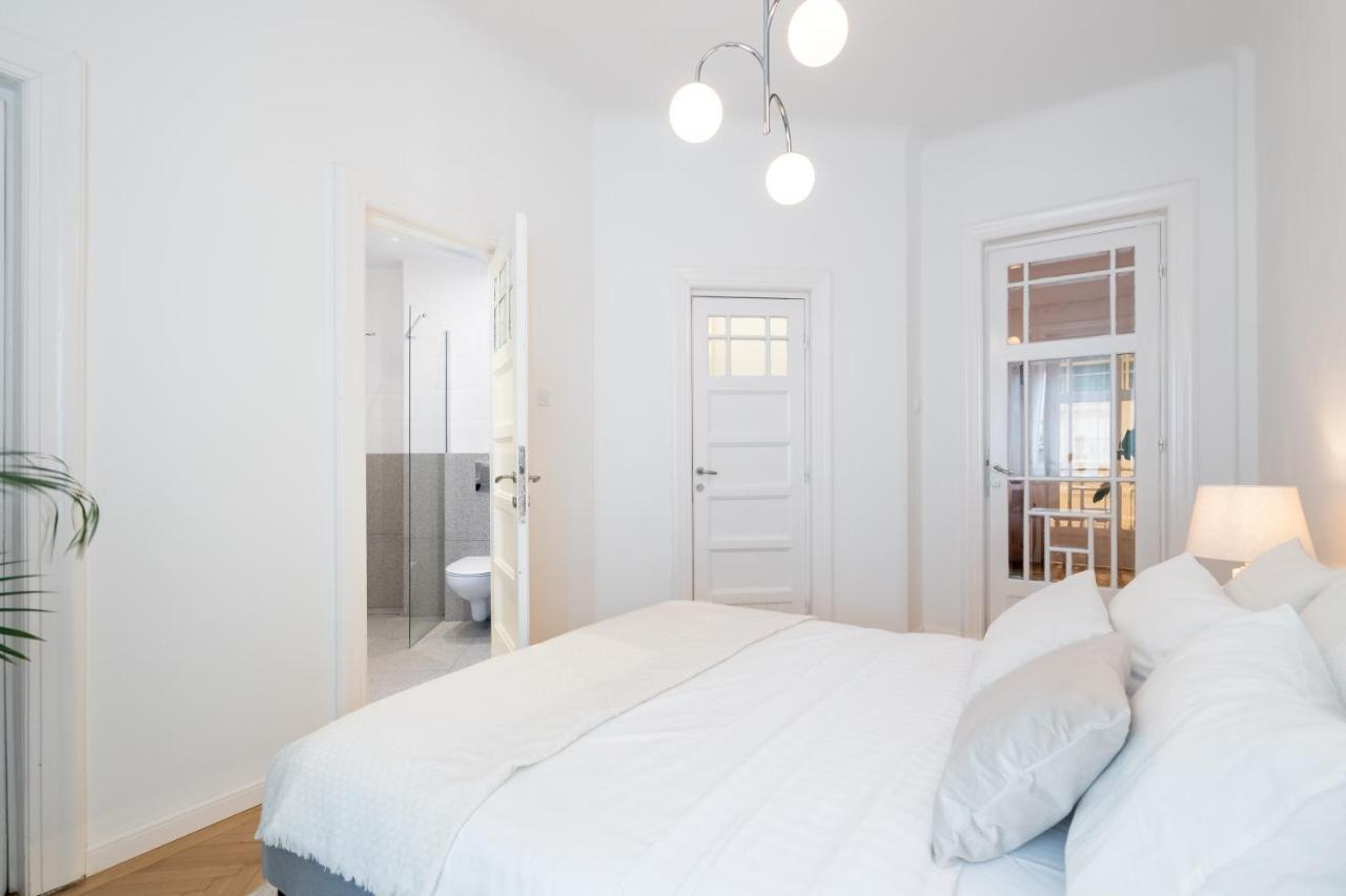 Cismigiu Serenity: 1Br Flat With Scenic Balcony Bukarest Exteriör bild