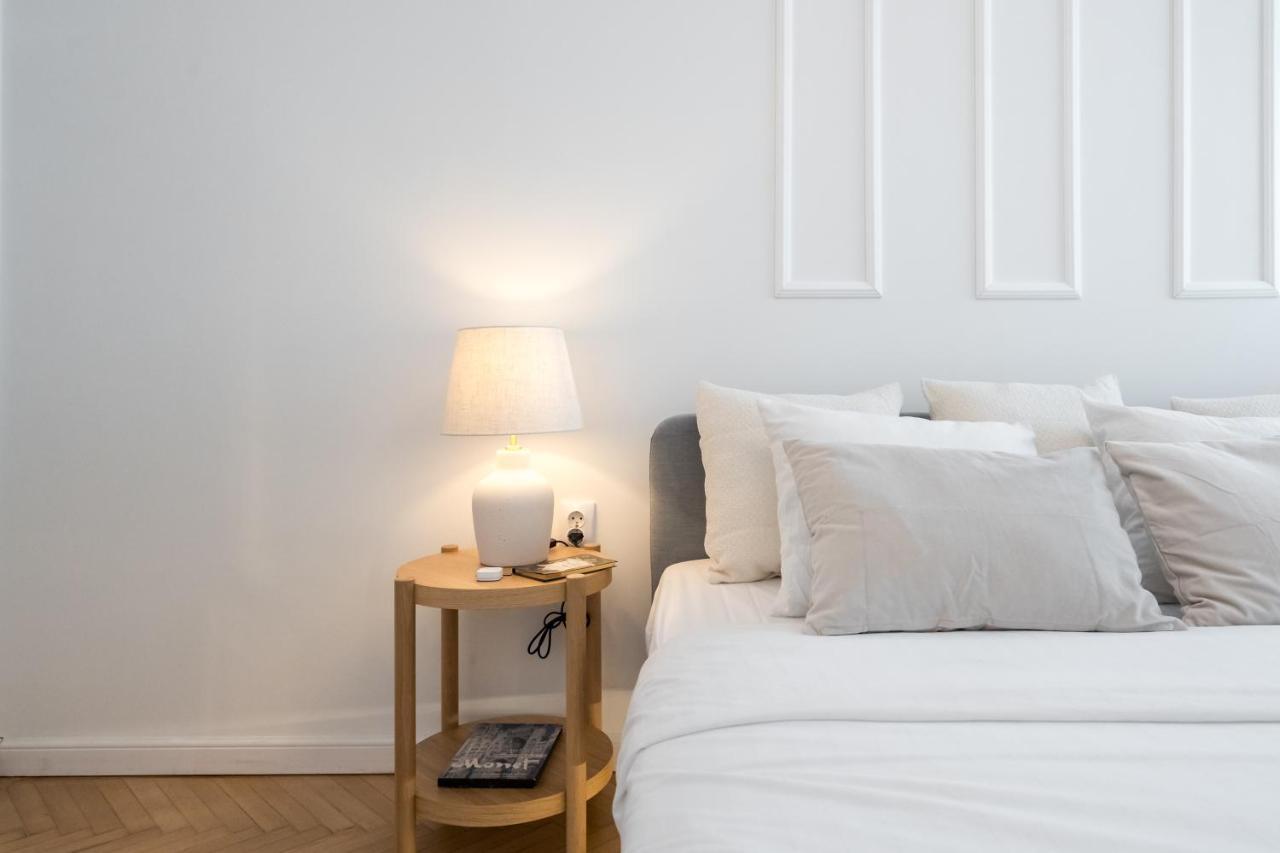 Cismigiu Serenity: 1Br Flat With Scenic Balcony Bukarest Exteriör bild