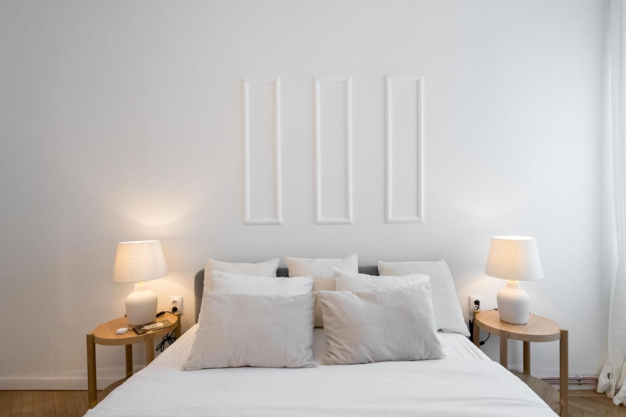 Cismigiu Serenity: 1Br Flat With Scenic Balcony Bukarest Exteriör bild