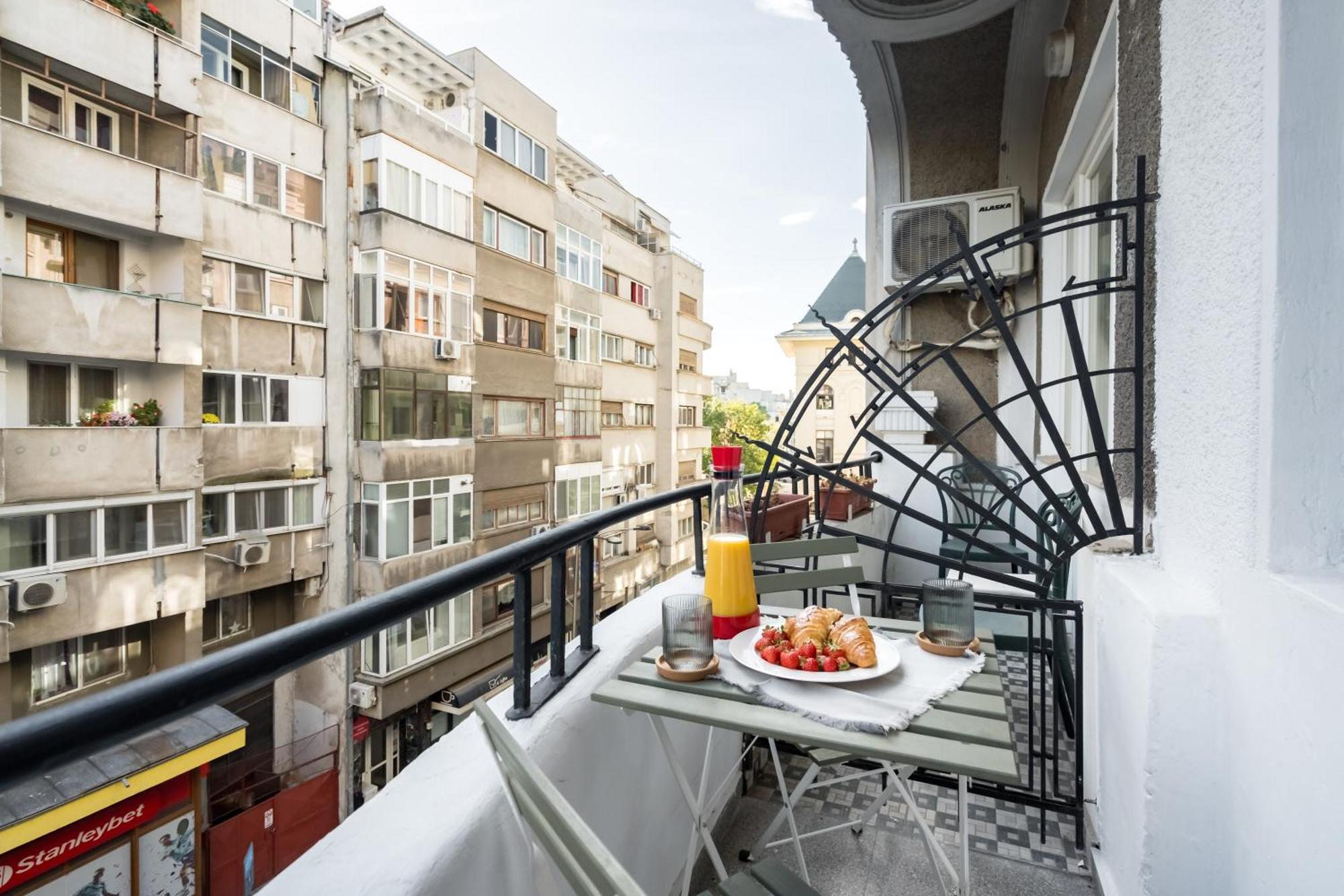 Cismigiu Serenity: 1Br Flat With Scenic Balcony Bukarest Exteriör bild